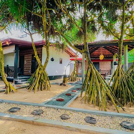 Sea Shell Villa Hikkaduwa 2 Separate Cabanas Ocean Front Villa Экстерьер фото