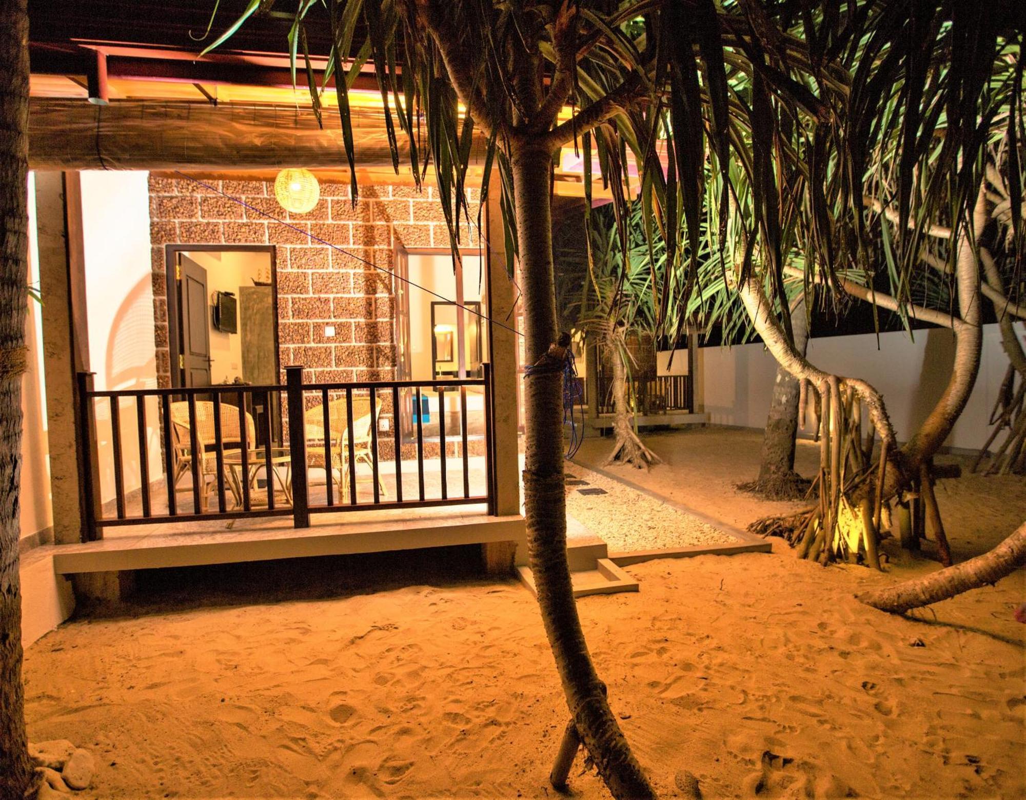 Sea Shell Villa Hikkaduwa 2 Separate Cabanas Ocean Front Villa Экстерьер фото