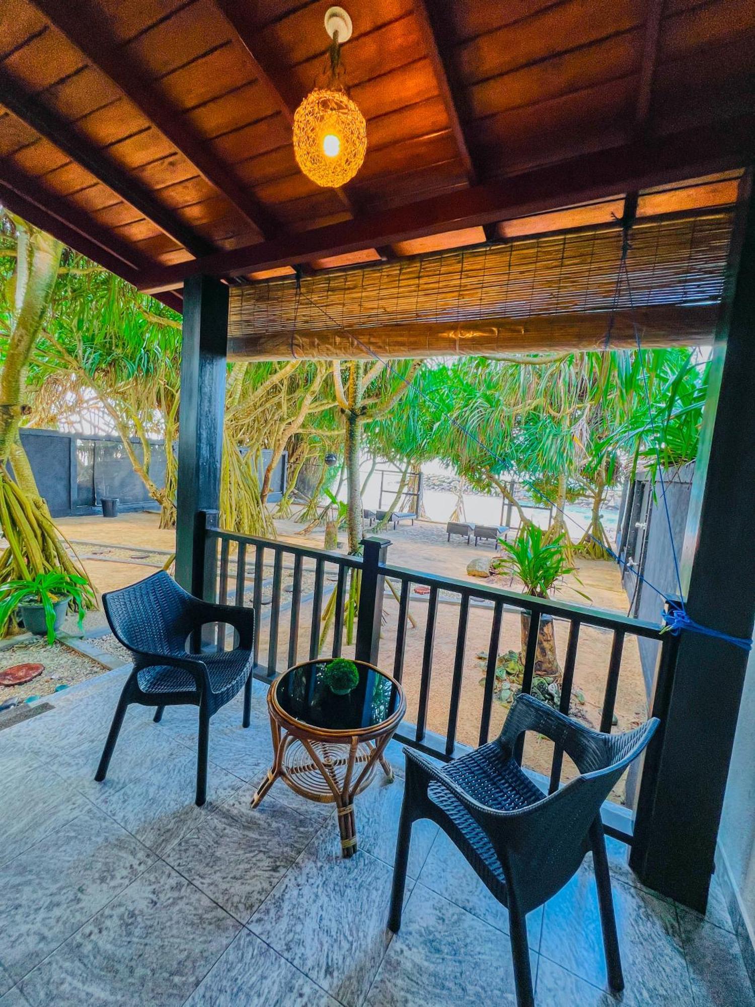 Sea Shell Villa Hikkaduwa 2 Separate Cabanas Ocean Front Villa Экстерьер фото